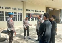 Kanit Provos Polres Singkawang Lakukan Pengecekan Personel yang Melakukan Pengamanan Gudang Logistik KPU