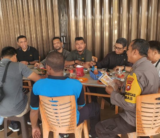 Dalam Kegiatan Jum’at Curhat Polres Singkawang, Kasat Binmas Sampaikan Himbauan Untuk Pemilu 2024 Aman dan Damai.